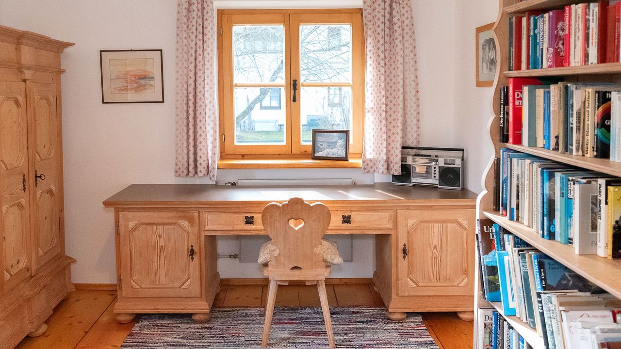 Schreibtisch mit Bücherwand Schreibtisch mit Bücherwand